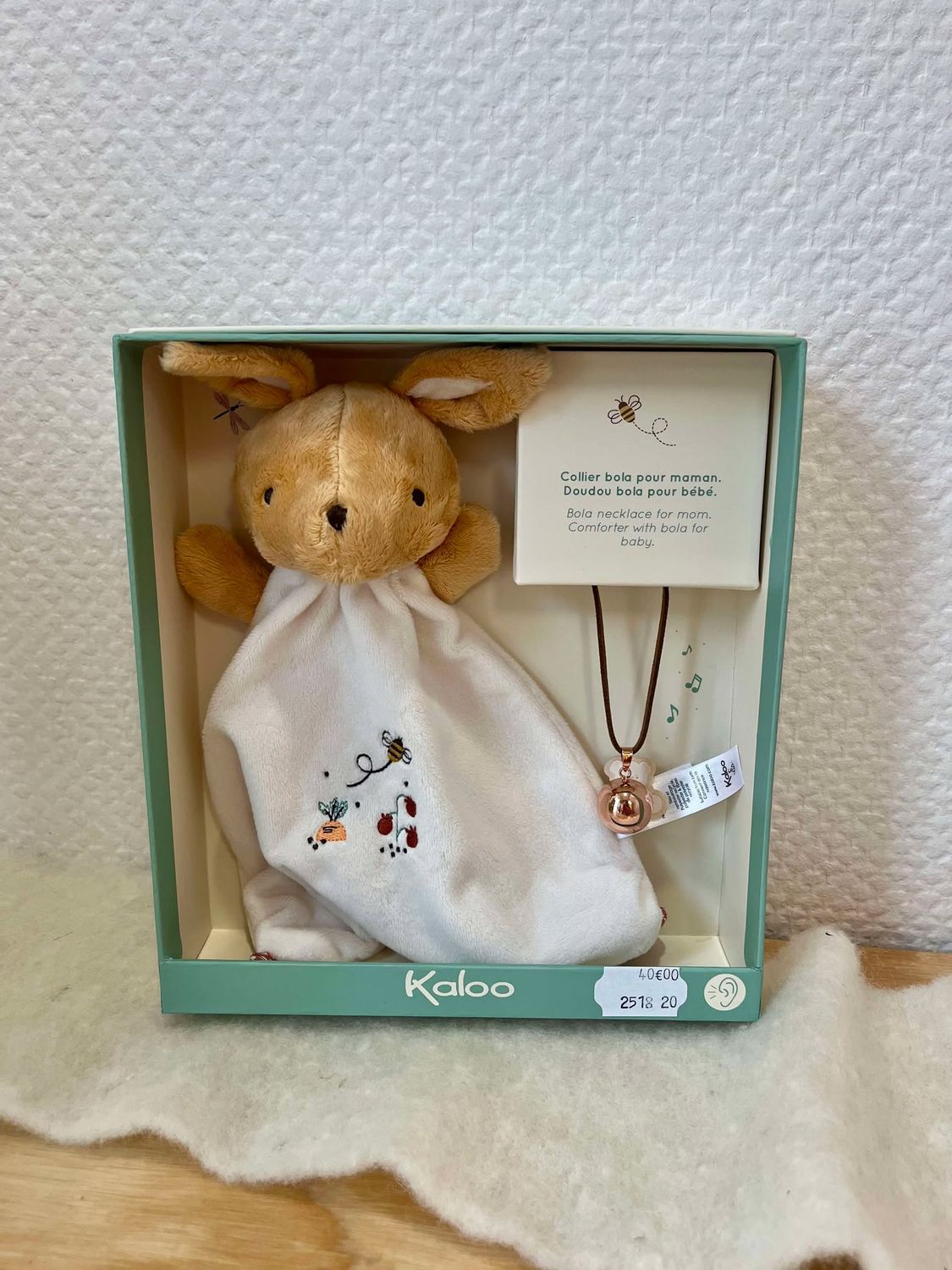 Doudou Kaloo lapin avec collier bola