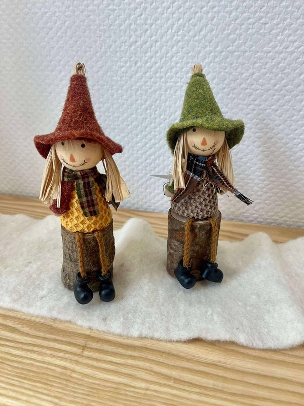 Bonhomme d&#39;automne assis sur un rondin de bois