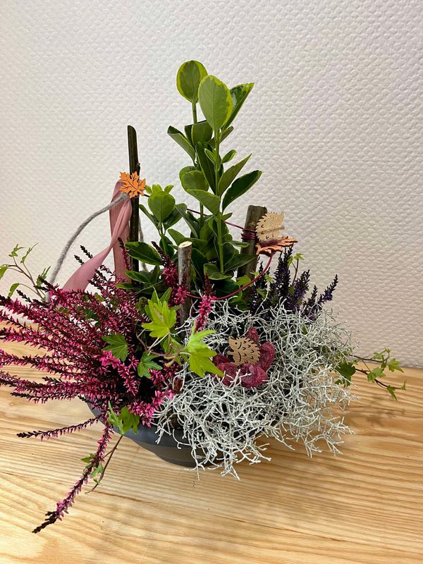Coupe planté et décoré avec des plantes de saison