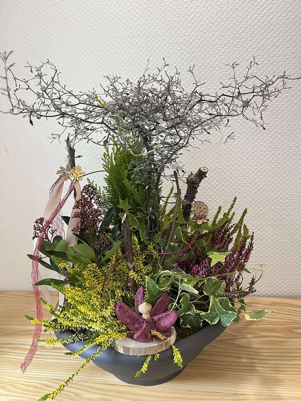 Coupe planté et décoré avec des plantes de saisons