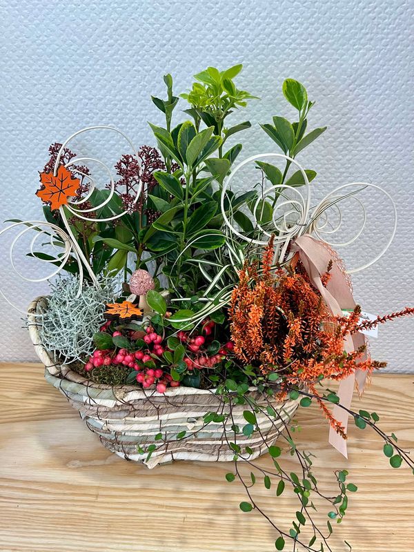 Panier planté et décoré avec des plantes de saisons