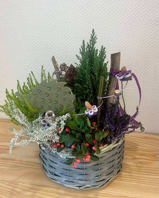 Panier planté et décoré avec des plantes de saisons