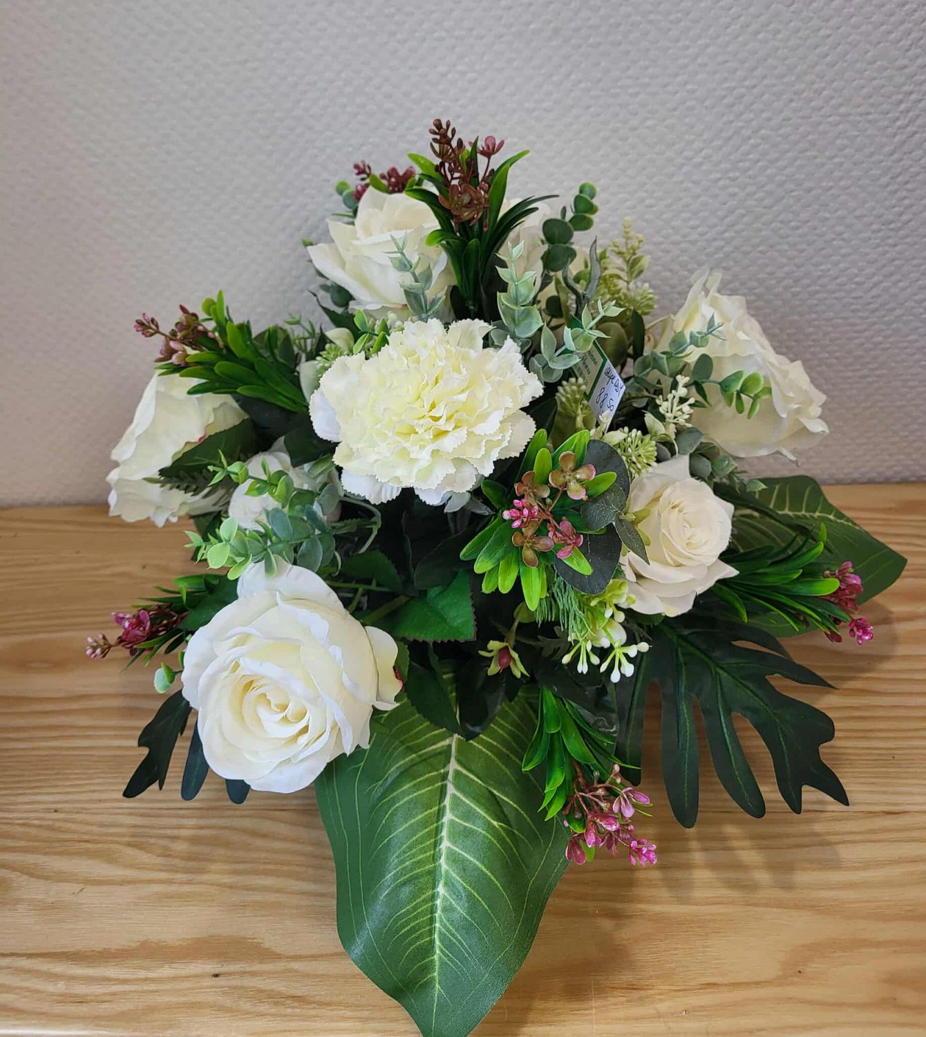 Coussin de fleurs artificielles blanc