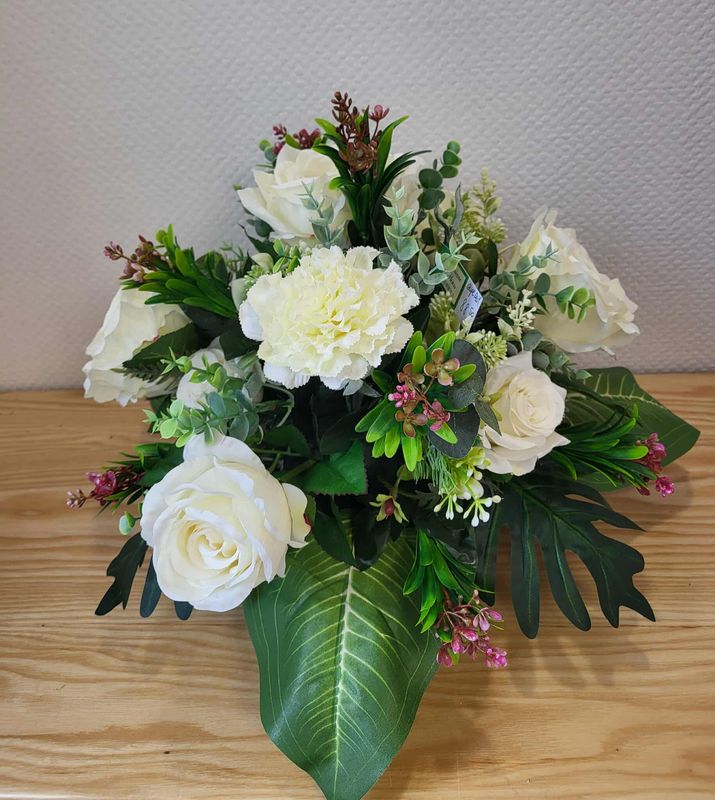 Coussin de fleurs artificielles blanc