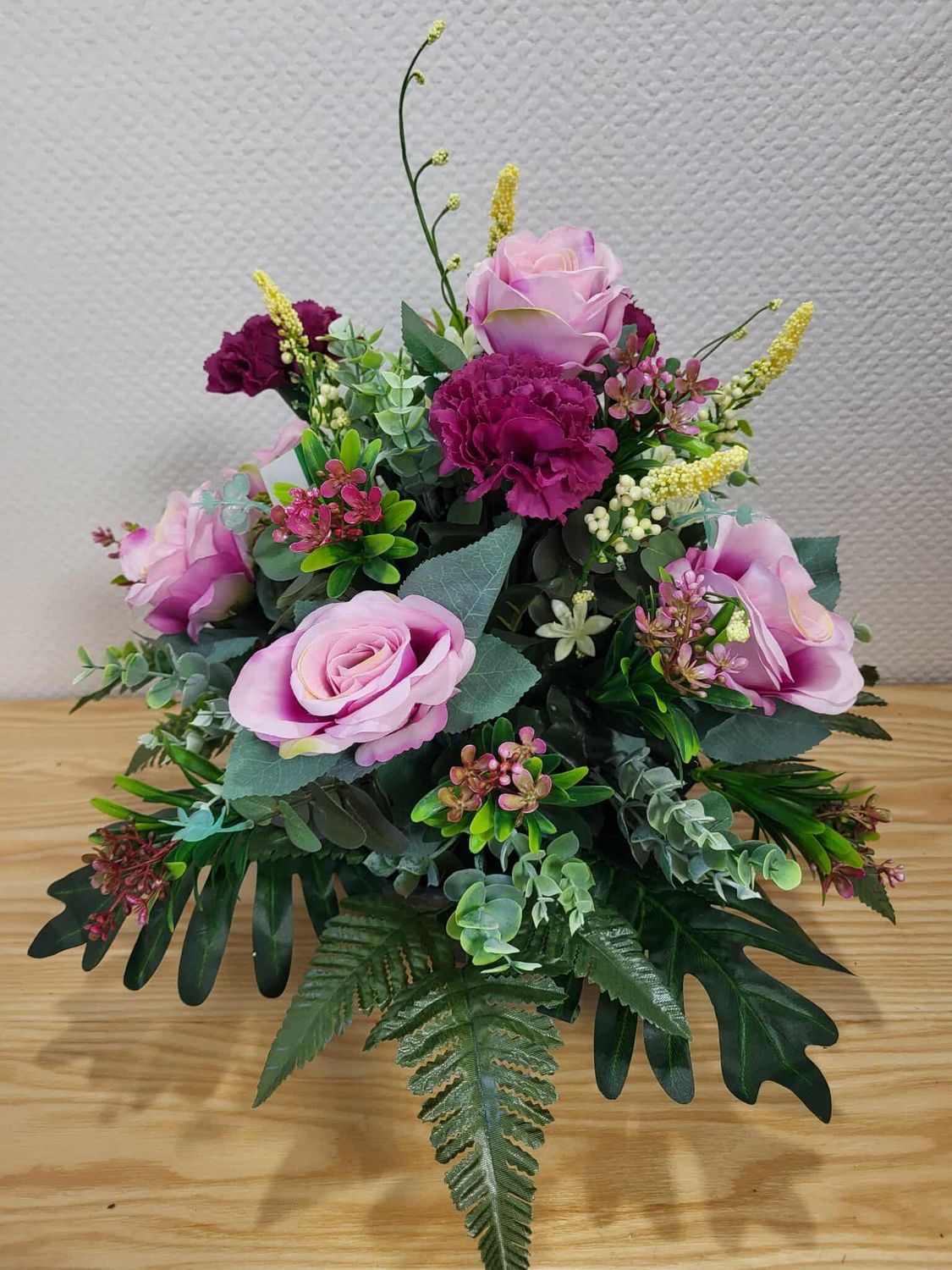 coussin de fleurs artificilelles violet