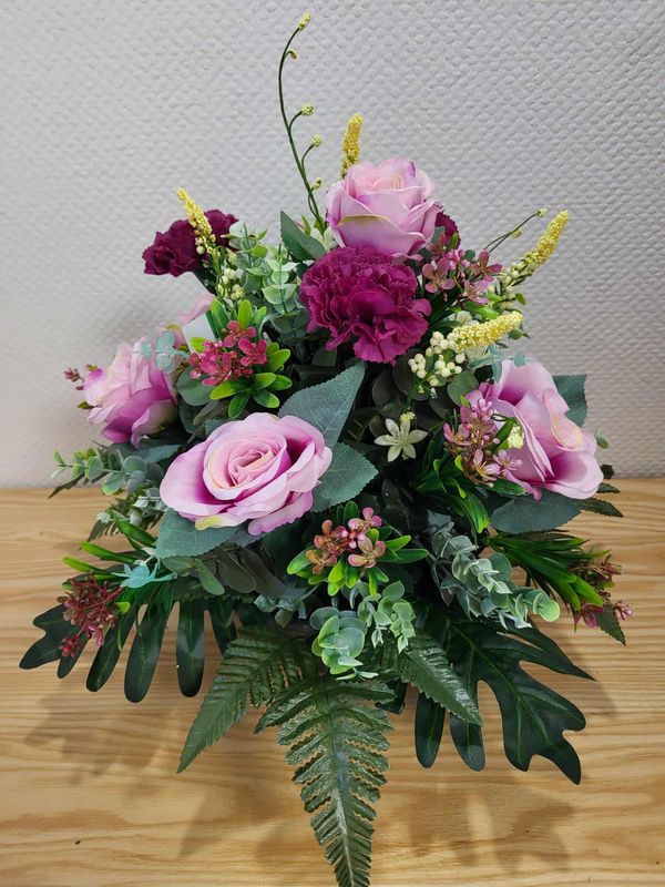 coussin de fleurs artificilelles violet