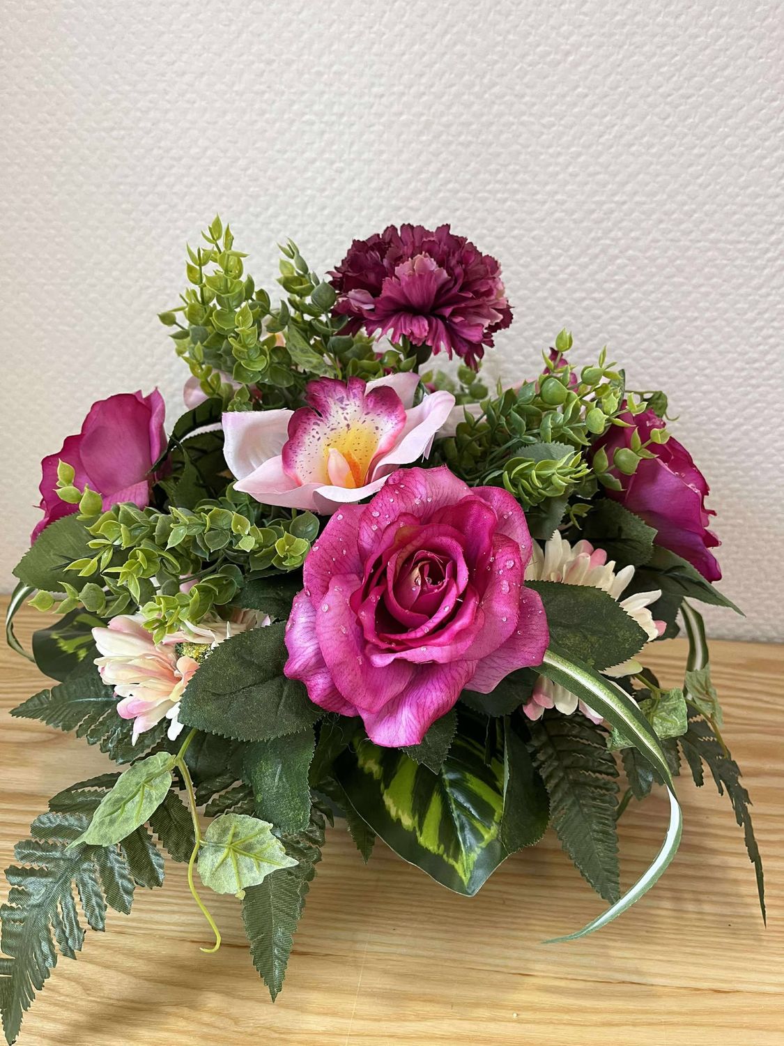 coussin de fleurs artificielles rose