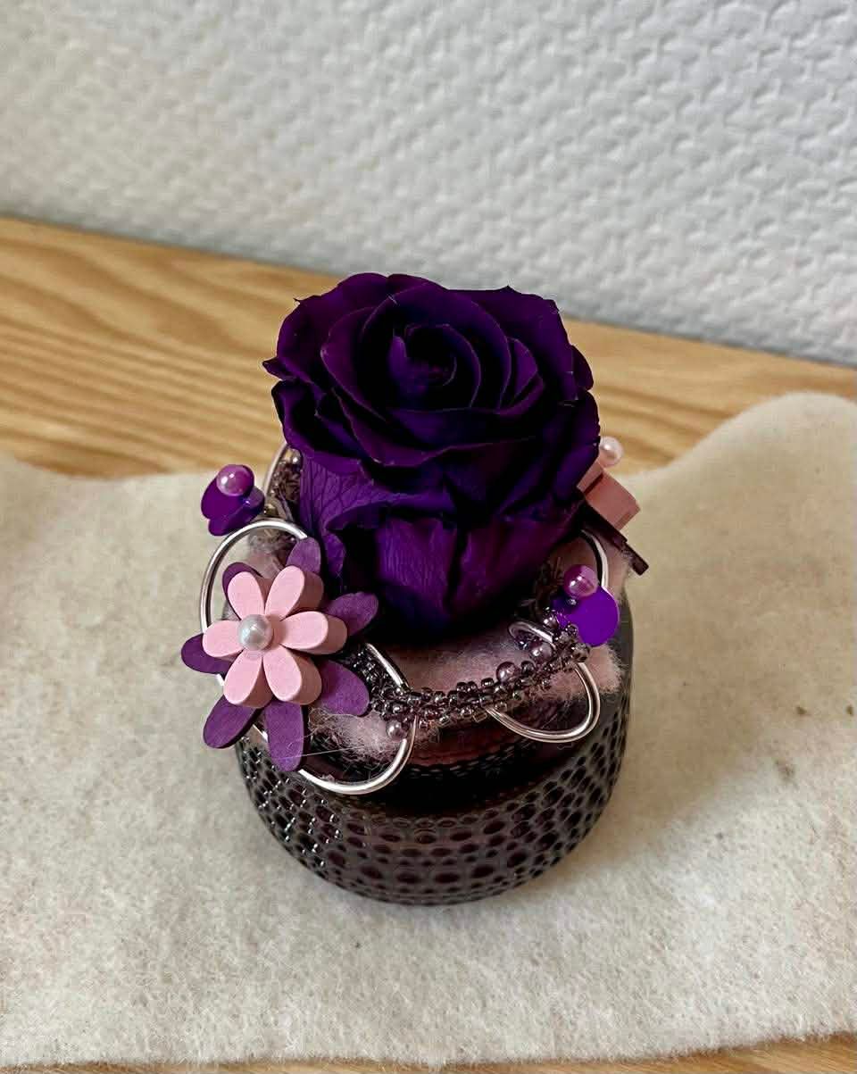 Composition rose éternelle mauve foncé