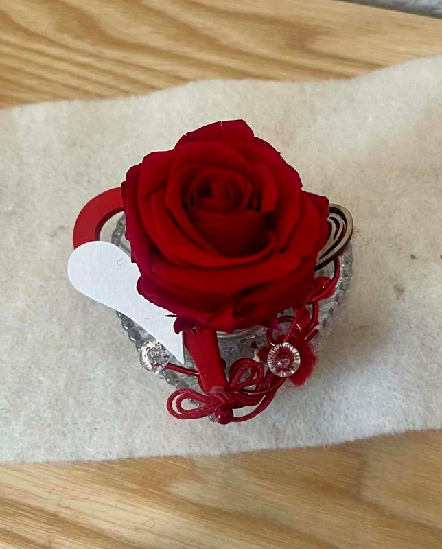 Composition rose éternelle rouge coeur