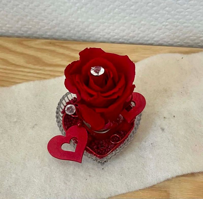 Composition rose éternelle rouge coeur perle