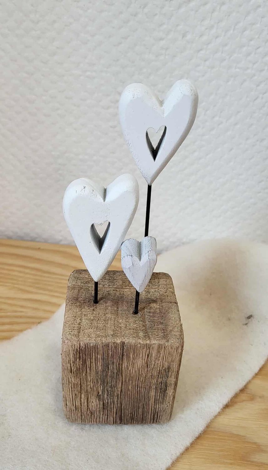 Trio de cœurs sur socle en bois