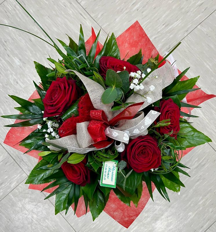 Bouquet rond de 5 roses rouges avec decor Saint Valentin