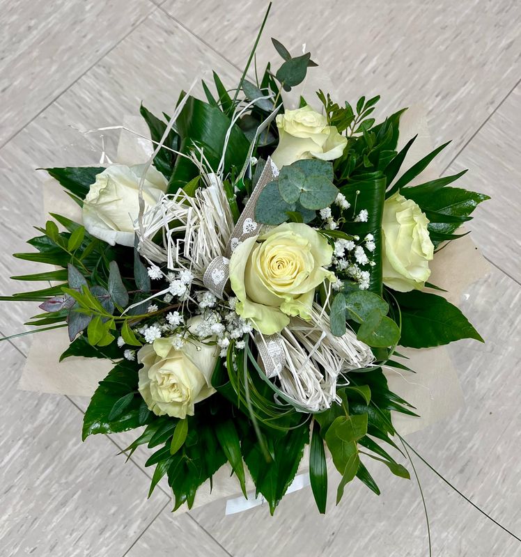 Bouquet rond de 5 roses blanches