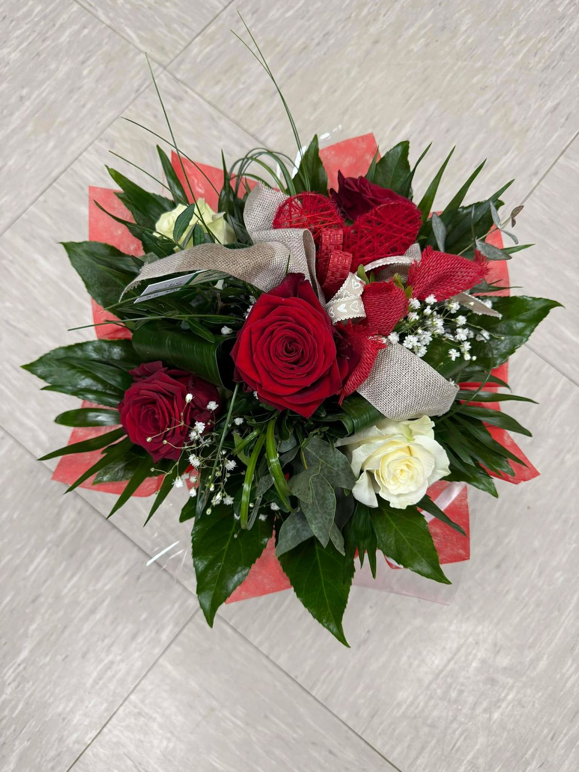 Bouquet rond de roses rouges et blanches avec decor Saint Valentin