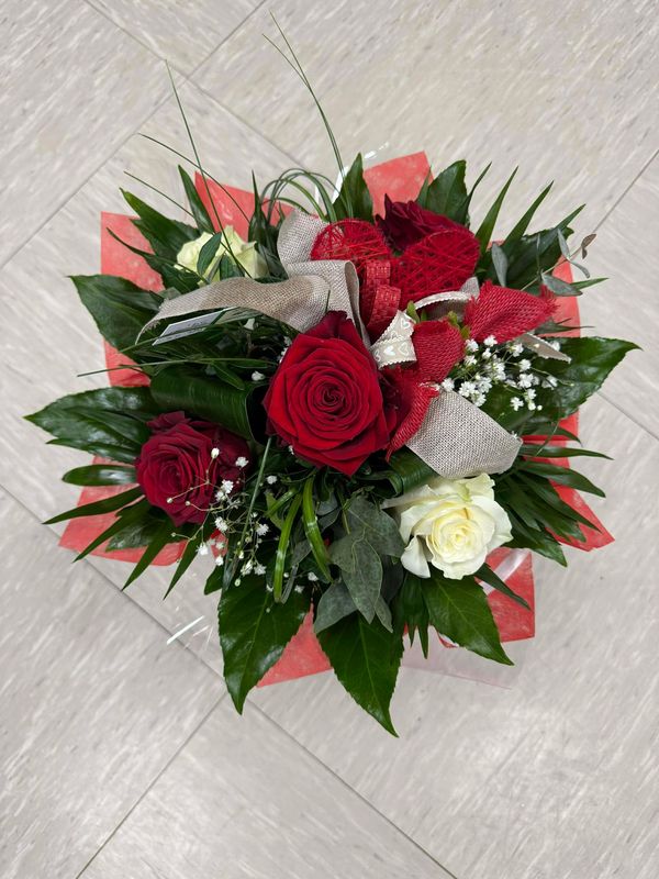 Bouquet rond de roses rouges et blanches avec decor Saint Valentin