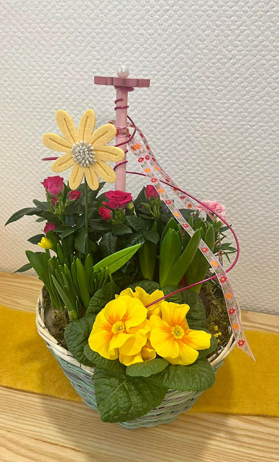 Panier de plantes printanières tons jaune rose