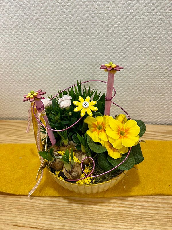 Coupe de plantes printanières tons jaune