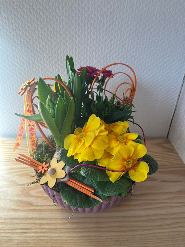 Coupe de plantes printanières tons jaune