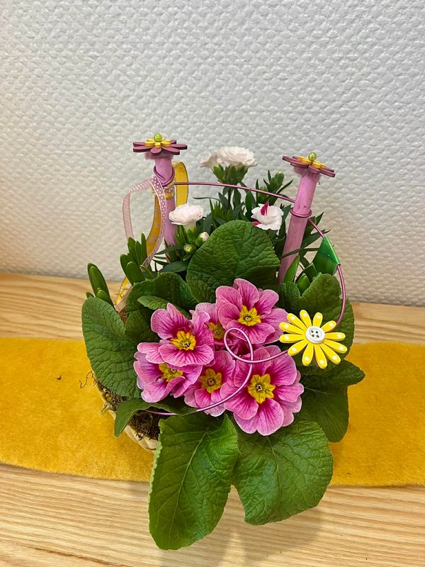 Coupe de plantes printanières tons rose/jaune