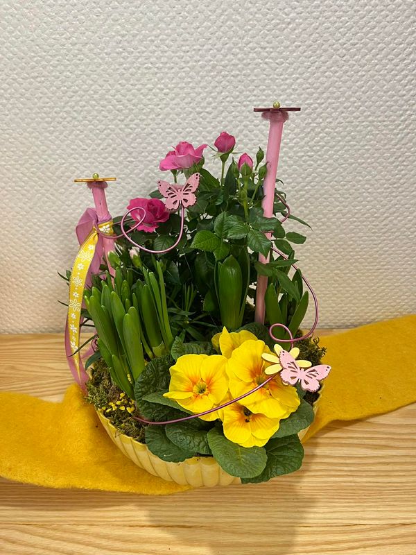 Coupe de plantes printanières tons jaune rose