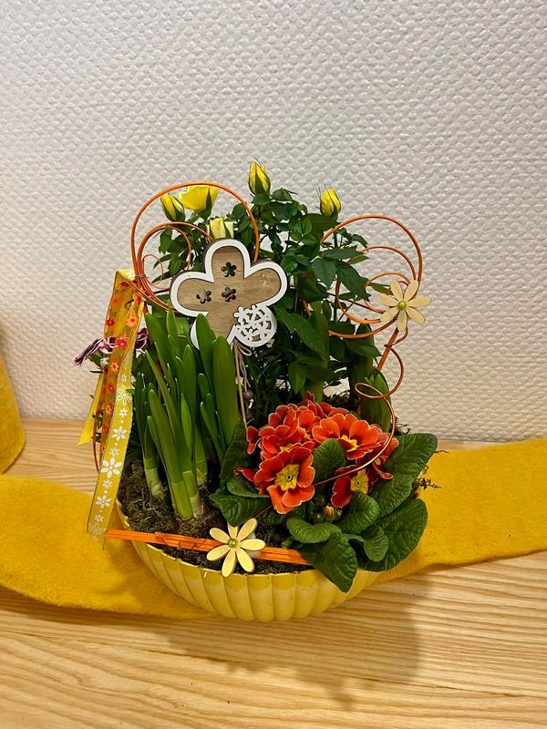 Coupe de plantes printanières tons orangé jaune