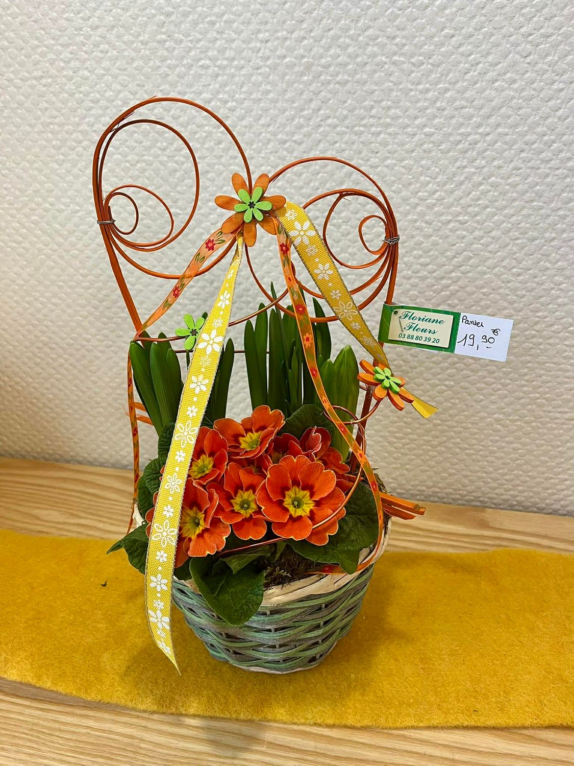 Panier de plantes printanières tons orangé jaune