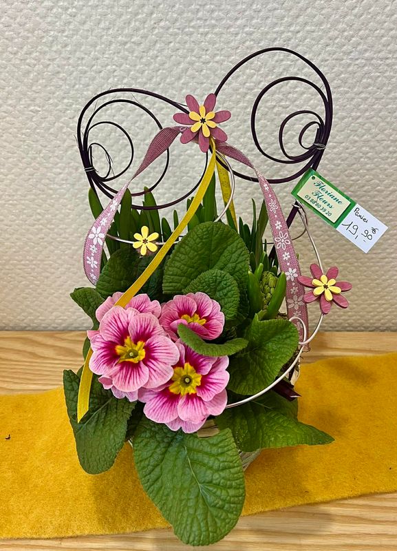 Panier de plantes printanières tons roses jaunes