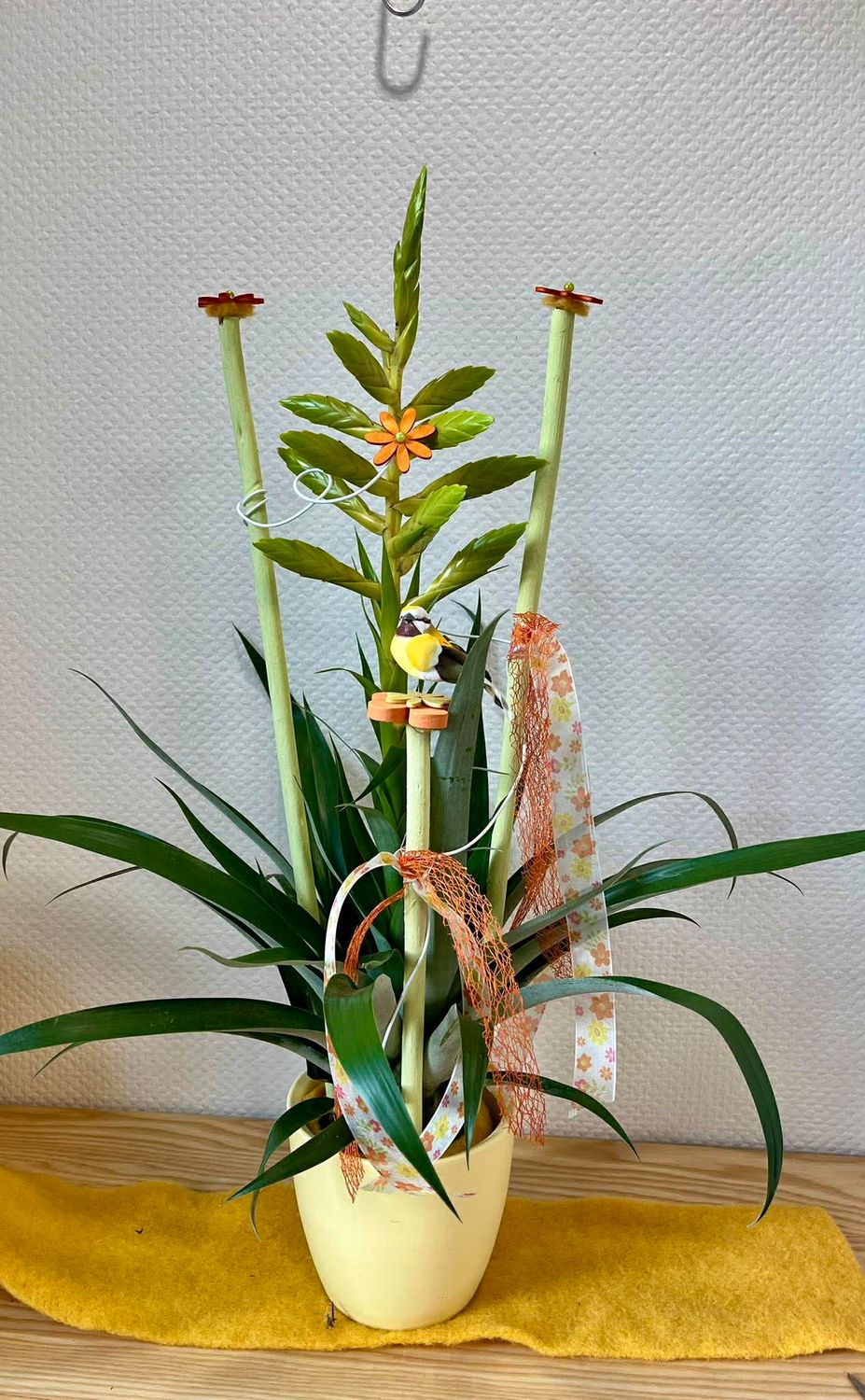 Broméliacée décorée avec oiseau