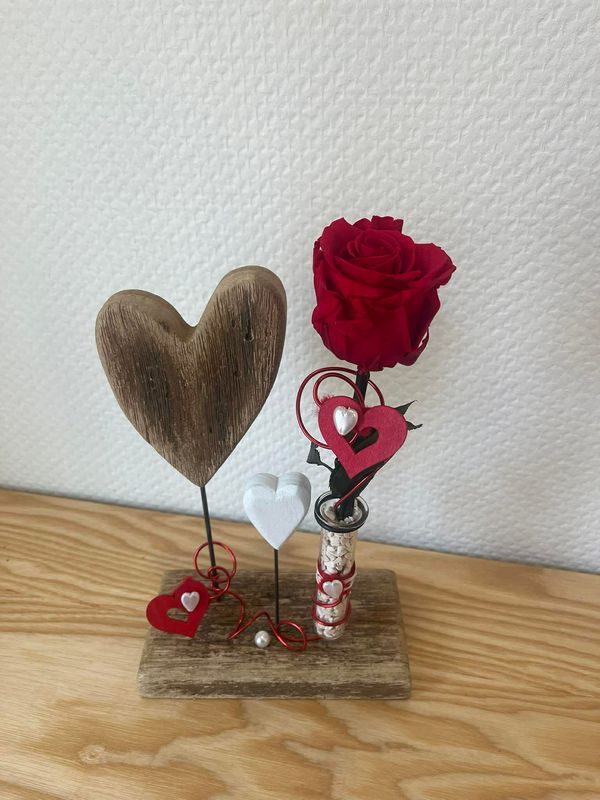 Composition rose éternelle avec sujet bois coeur