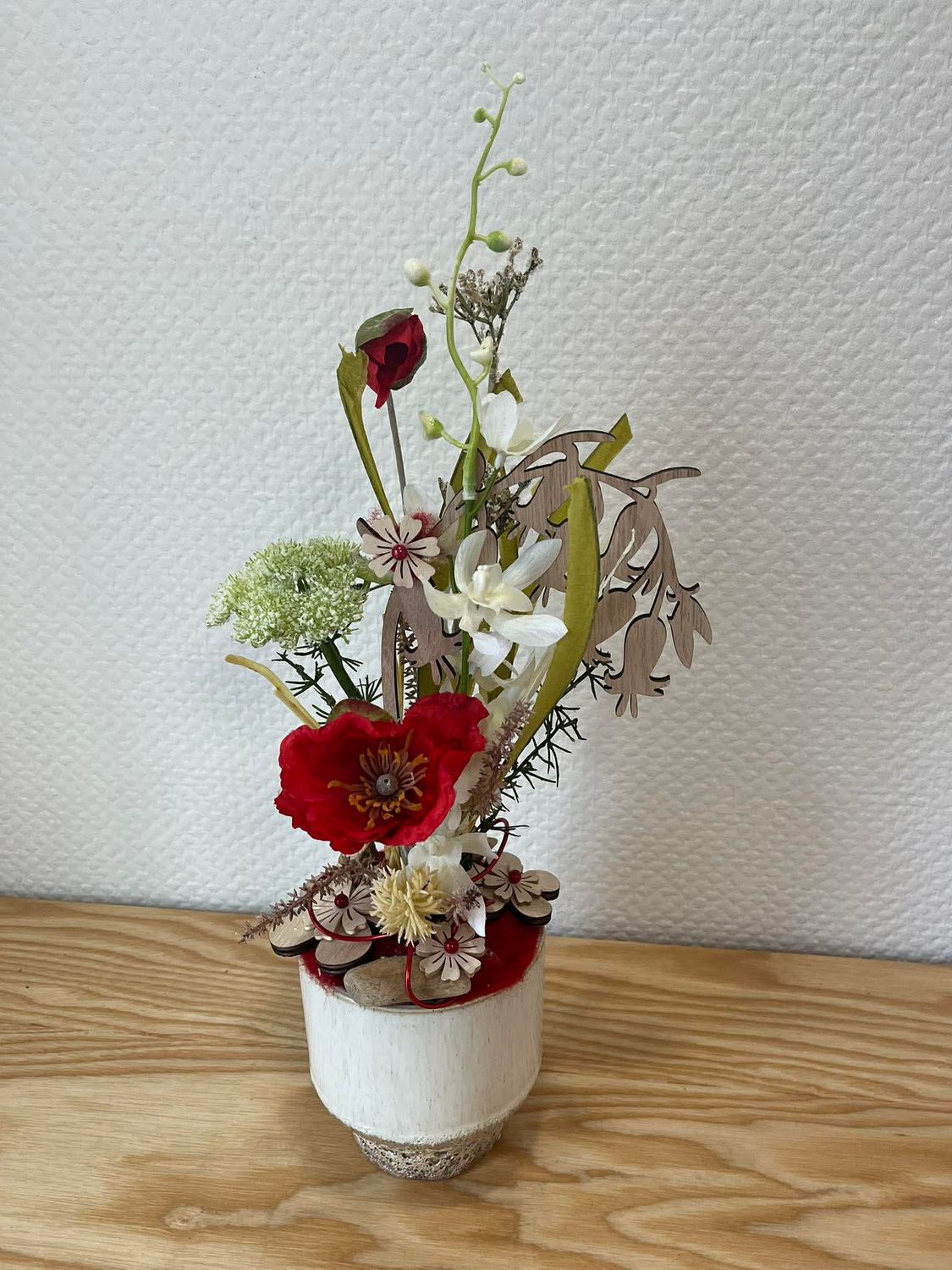 Composition sec et soie tons beige et rouge