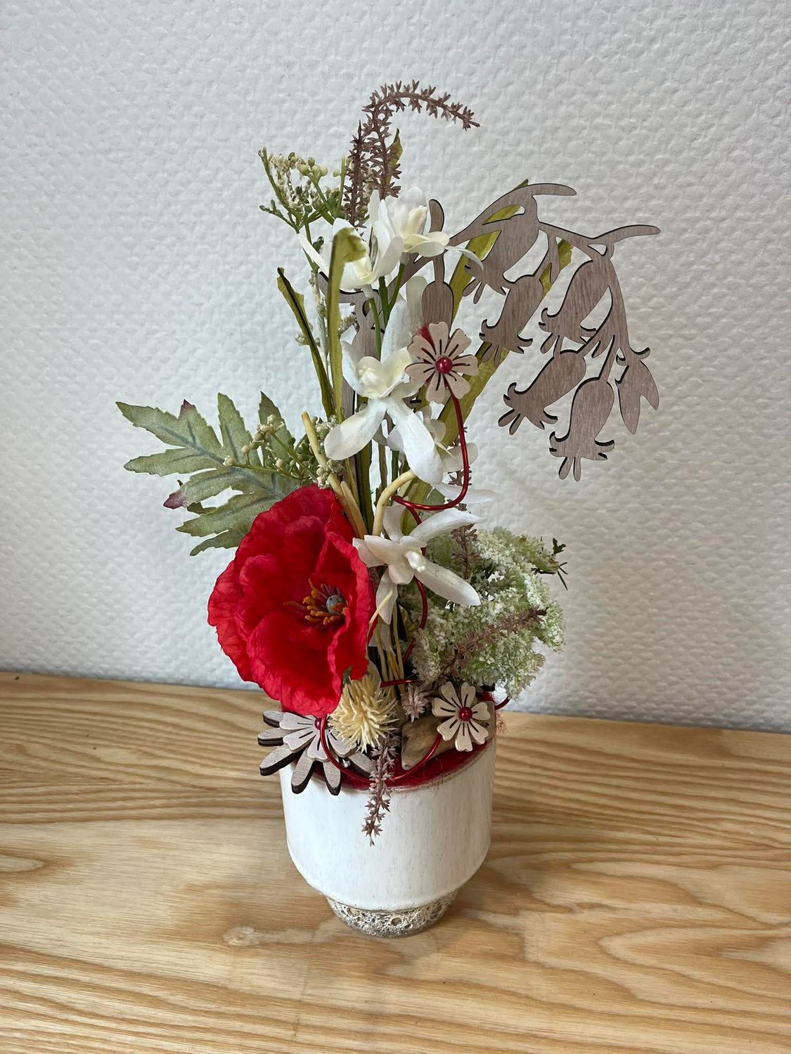 Composition sec et soie tons beige et rouge