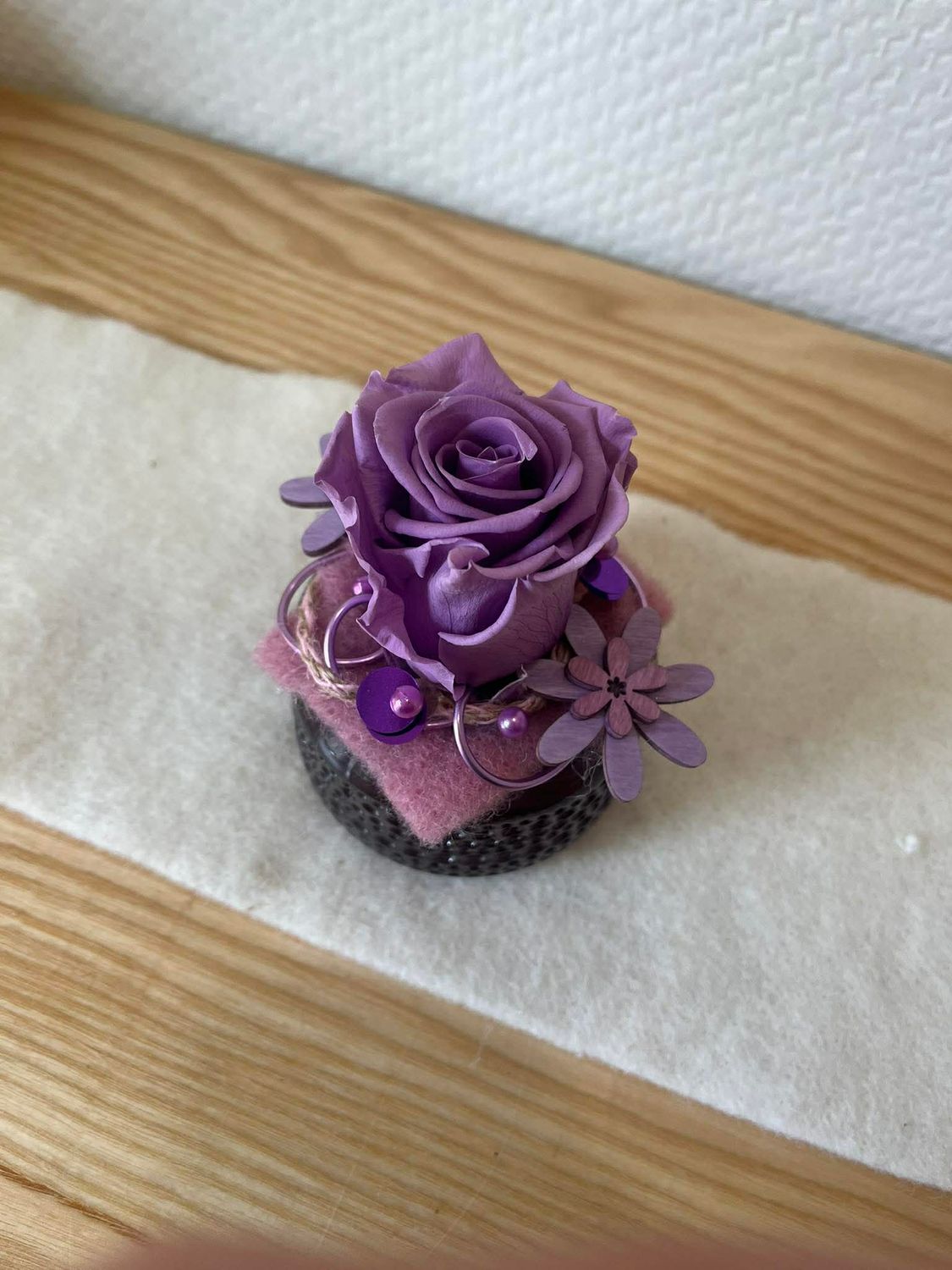 Composition rose éternelle violette