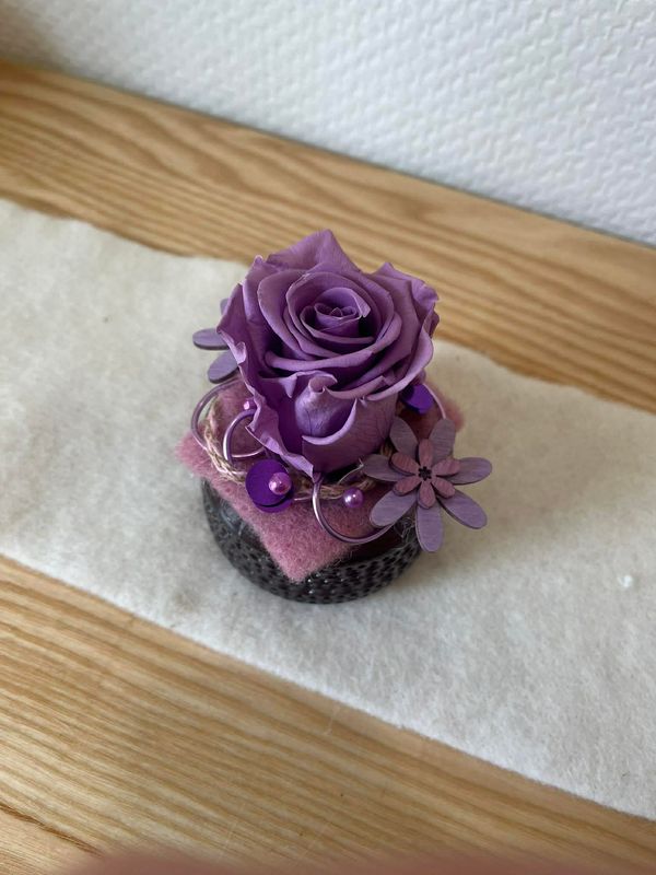 Composition rose éternelle violette