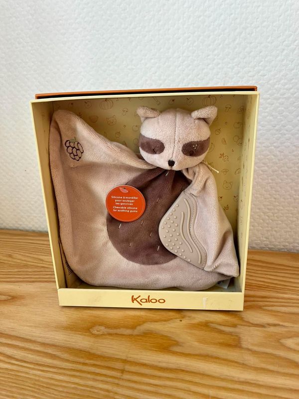 doudou raton laveur avec bord pour soulager les gencives de bébé
