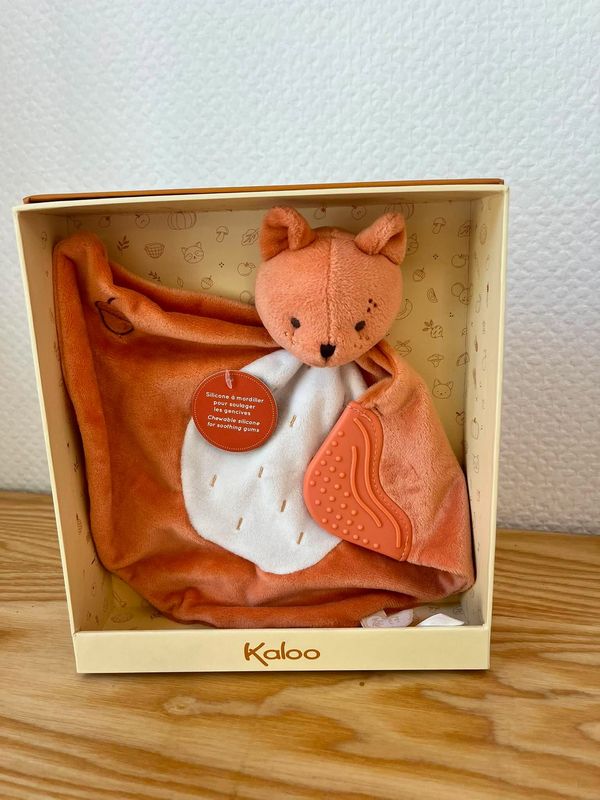 doudou écureuil avec bord pour soulager les gencives de bébé