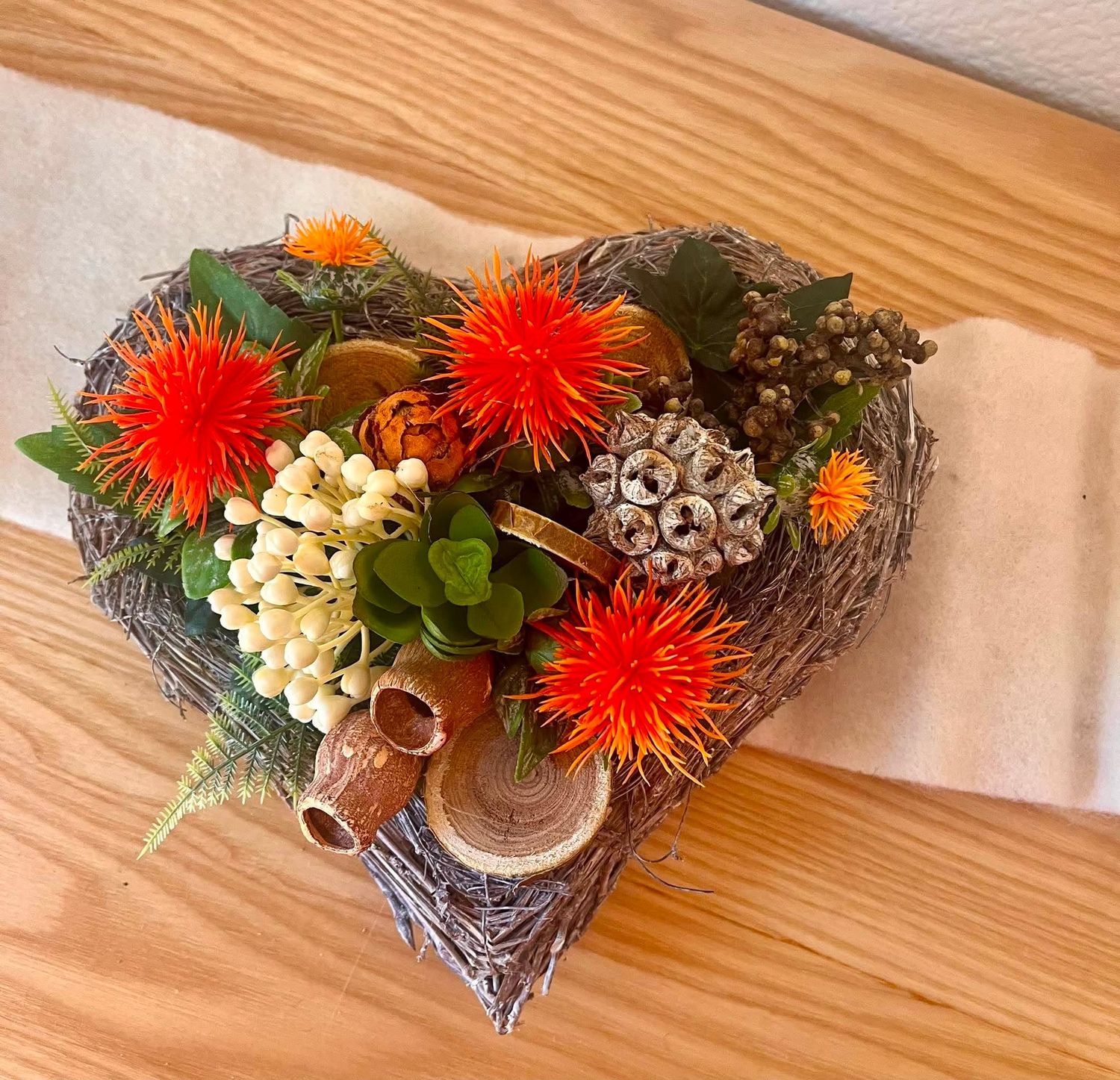 Composition osier et fleurs artificielles coeur orange GM