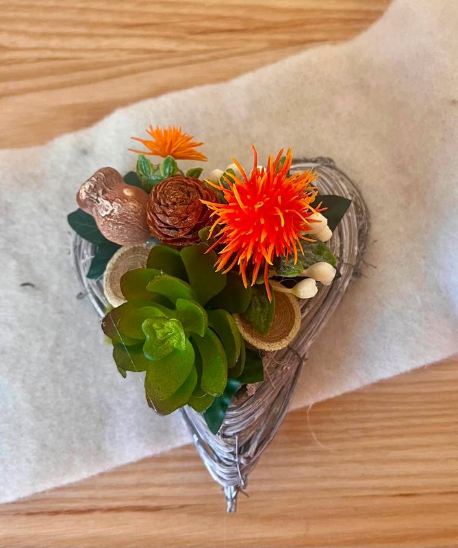 Composition osier et fleurs artificielles coeur orange PM
