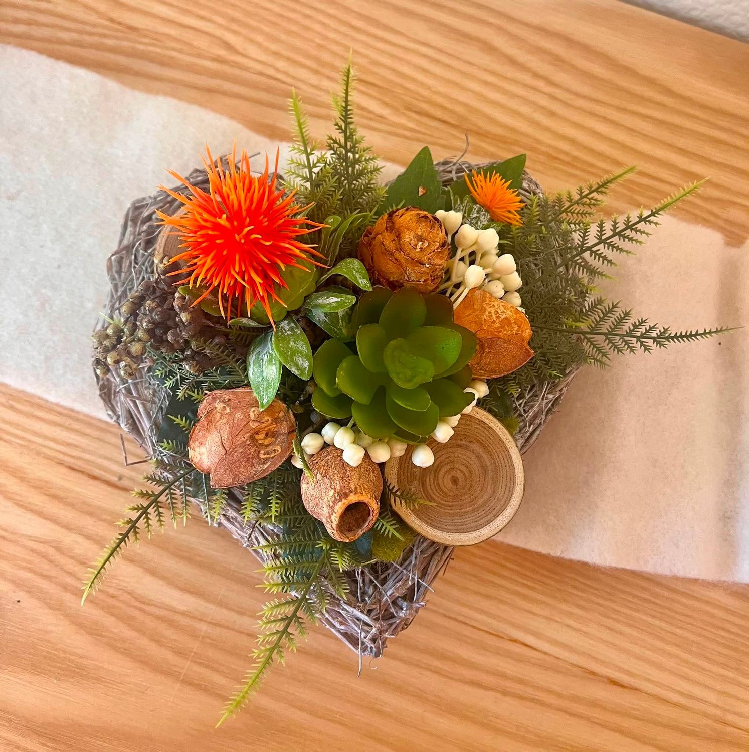Composition osier et fleurs artificielles coeur orange MM
