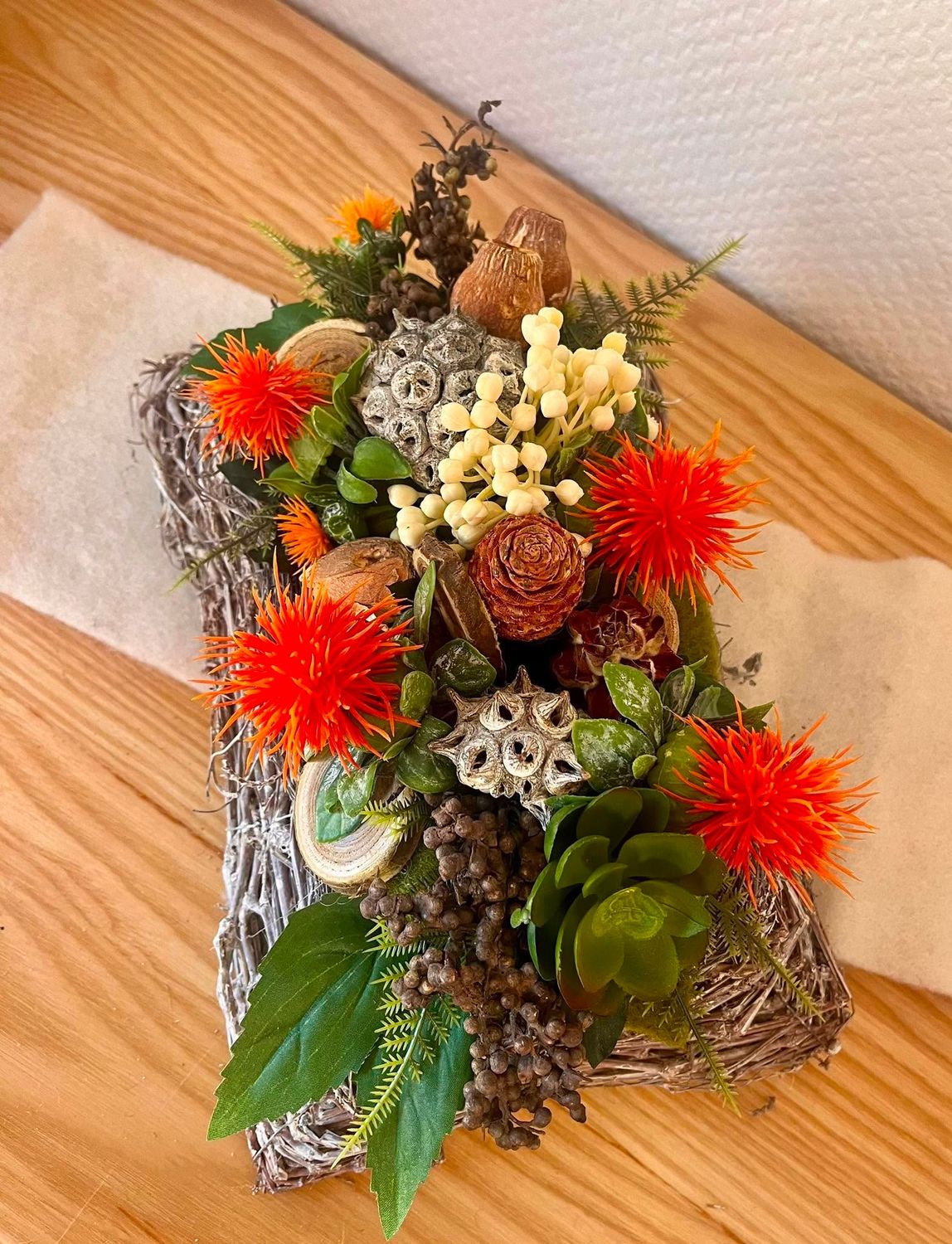 Composition osier et fleurs artificielles GM orange