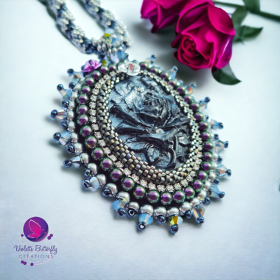 Unique, collier brodé Roséa, broderie de perles en cristal et micro perles de verre sur camée en céramique, bijoux haute couture, luxe