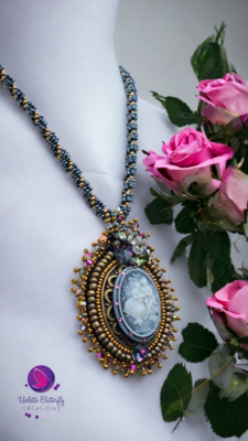 Unique, collier brodé Les Amoureux, broderie de perles en cristal et micro perles de verre sur camée en résine, bijoux haute couture, luxe