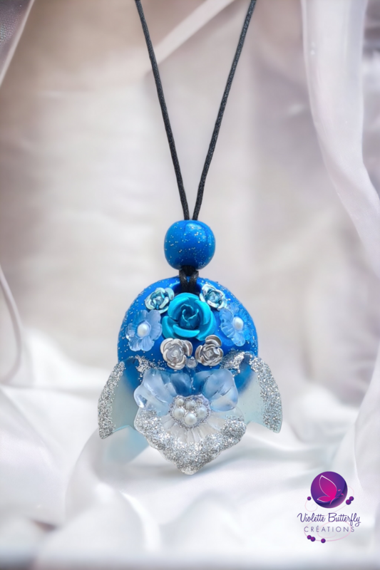 Pendentif Fleurs d'Ange, en pâte polymère et résine