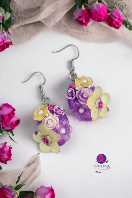 Boucles d'Oreilles Bouquet Violet Jaune en pâte polymère, résine et cristaux
