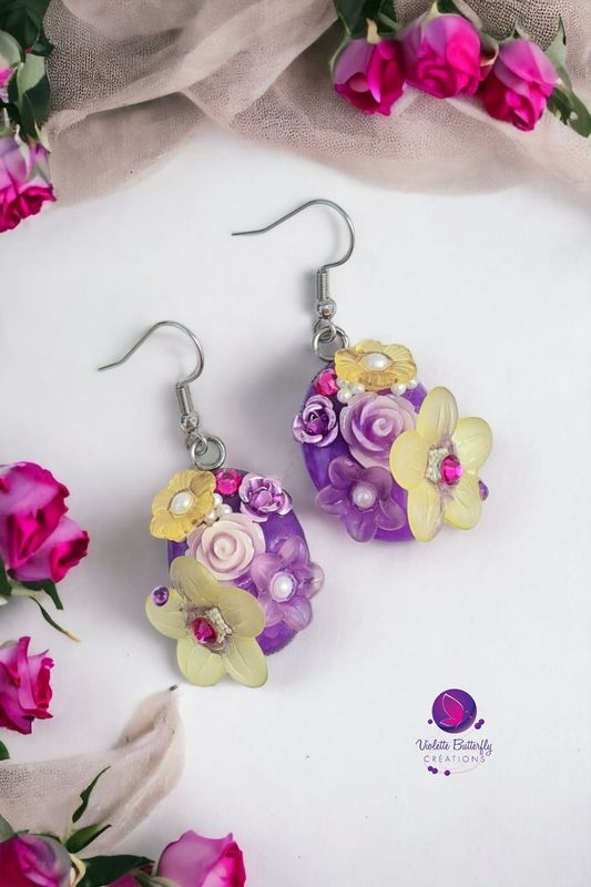 Boucles d'Oreilles Bouquet Violet Jaune en pâte polymère, résine et cristaux Boucles d'Oreilles Bouquet Violet Jaune en pâte polymère, résine et cristaux