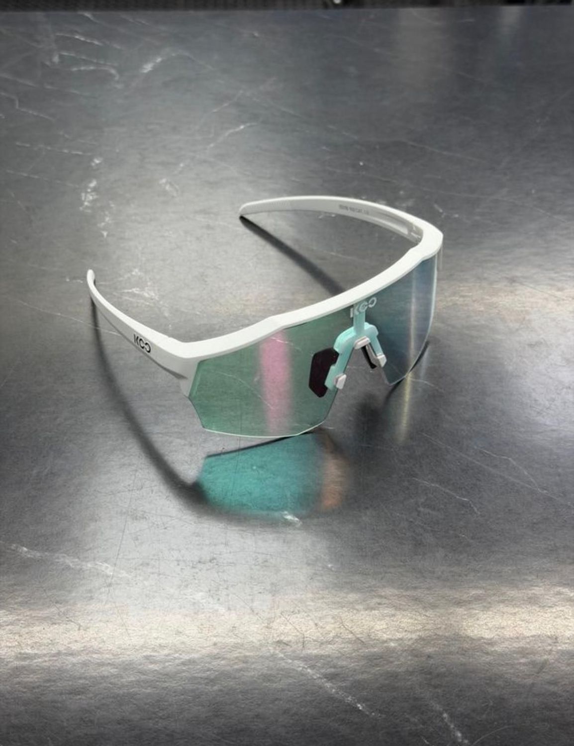 KOO Gafas de Sol - Alibi - Regular | White Matt - Photocromic Fuchsia Mirror