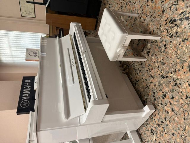 Pianoforte Yamaha U1 Silent bianco