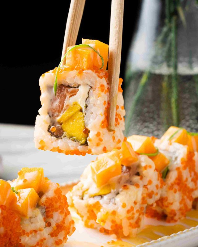 ​Salmón Roll en Salsa Chinola