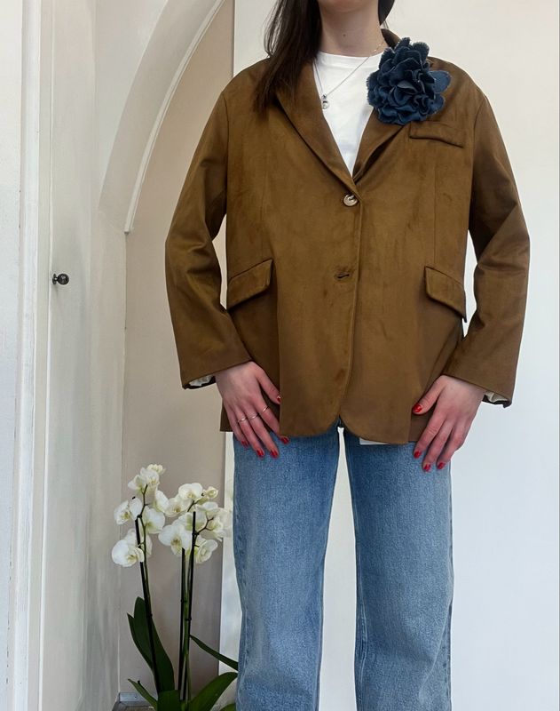 Giacca suede con spilla