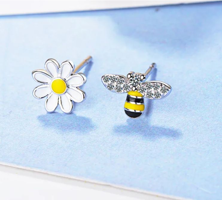 Daisy Bee Studs