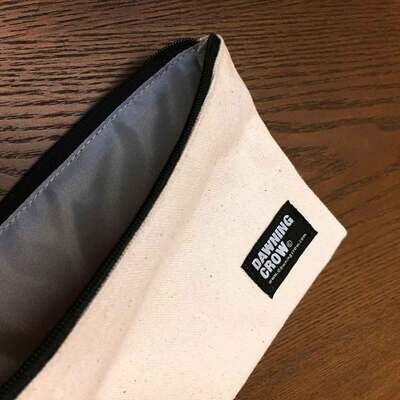 黑山 Kathy Lam 拉鍊收納包 Printed Zipper Bag《狼狗兄弟 Wolf Dogs》(有貨,只限到店購買)